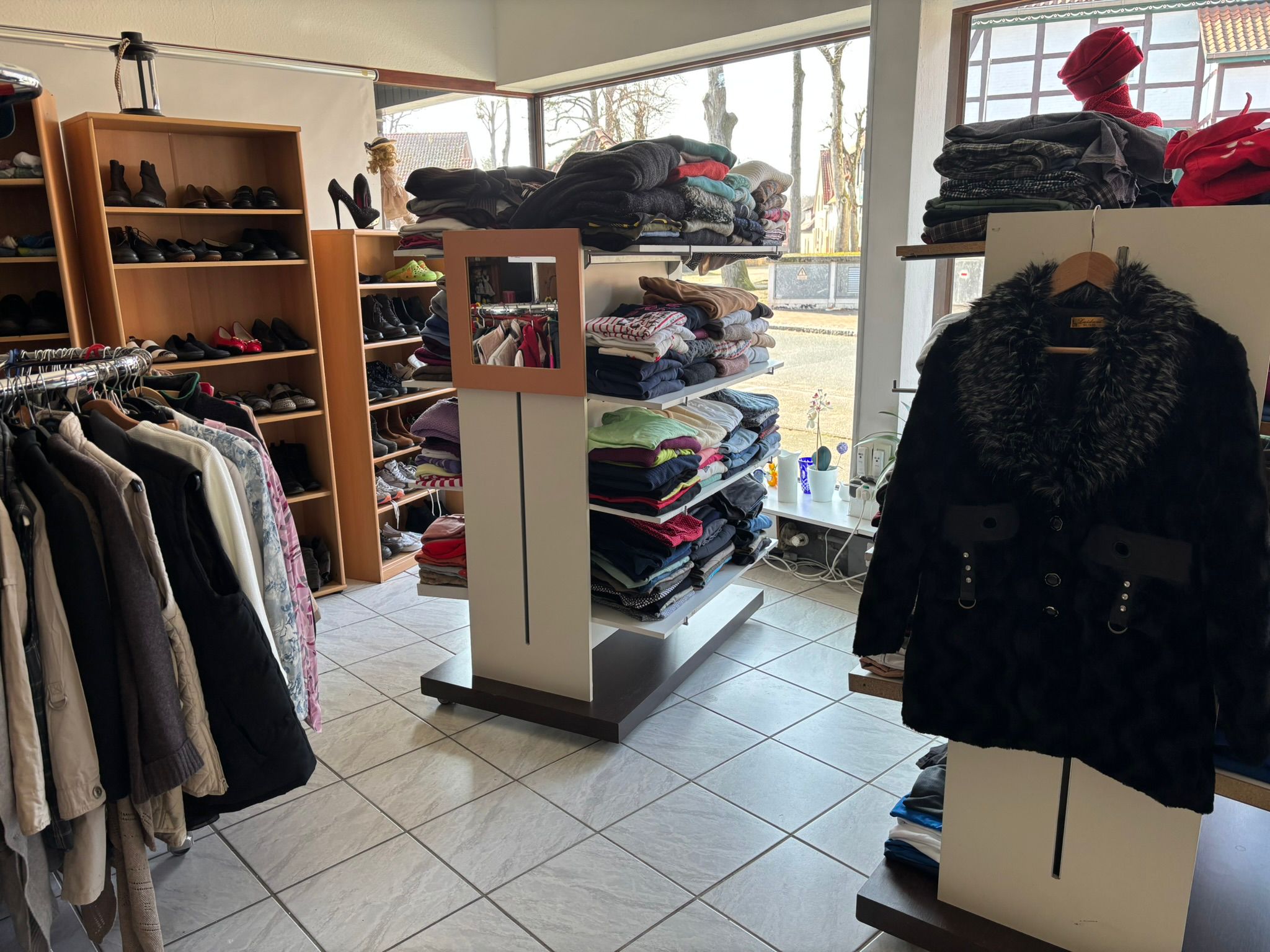 Haushaltswaren und Gläser in der Kleiderkammer