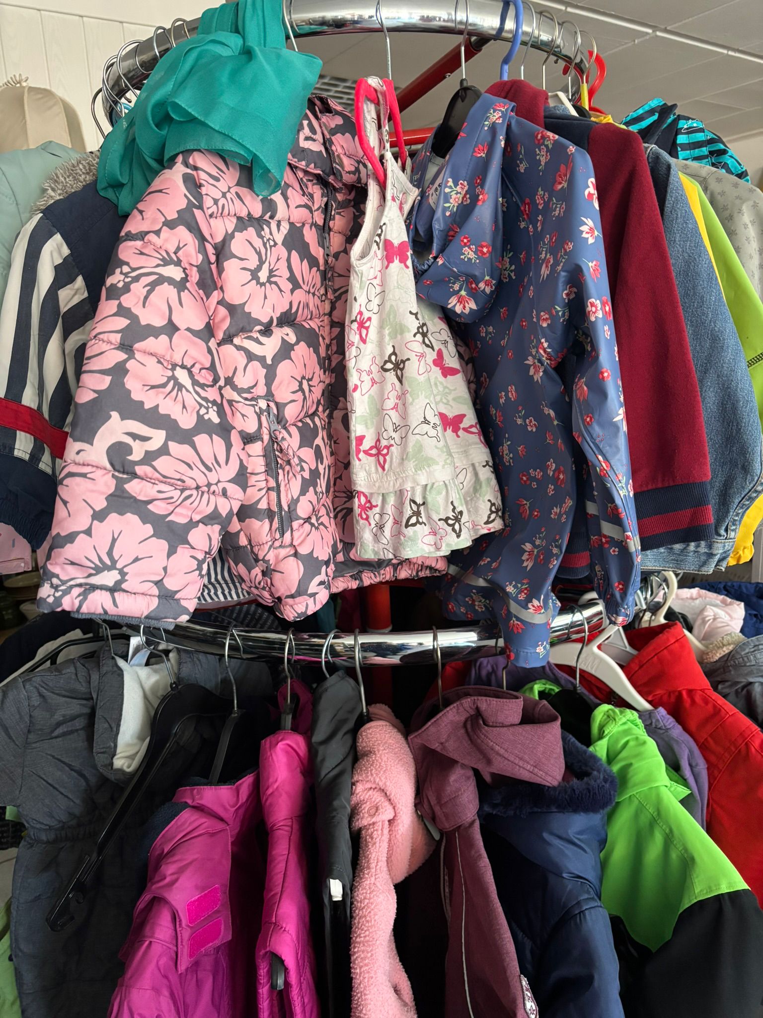 Regale mit Kleidung und Sachspenden