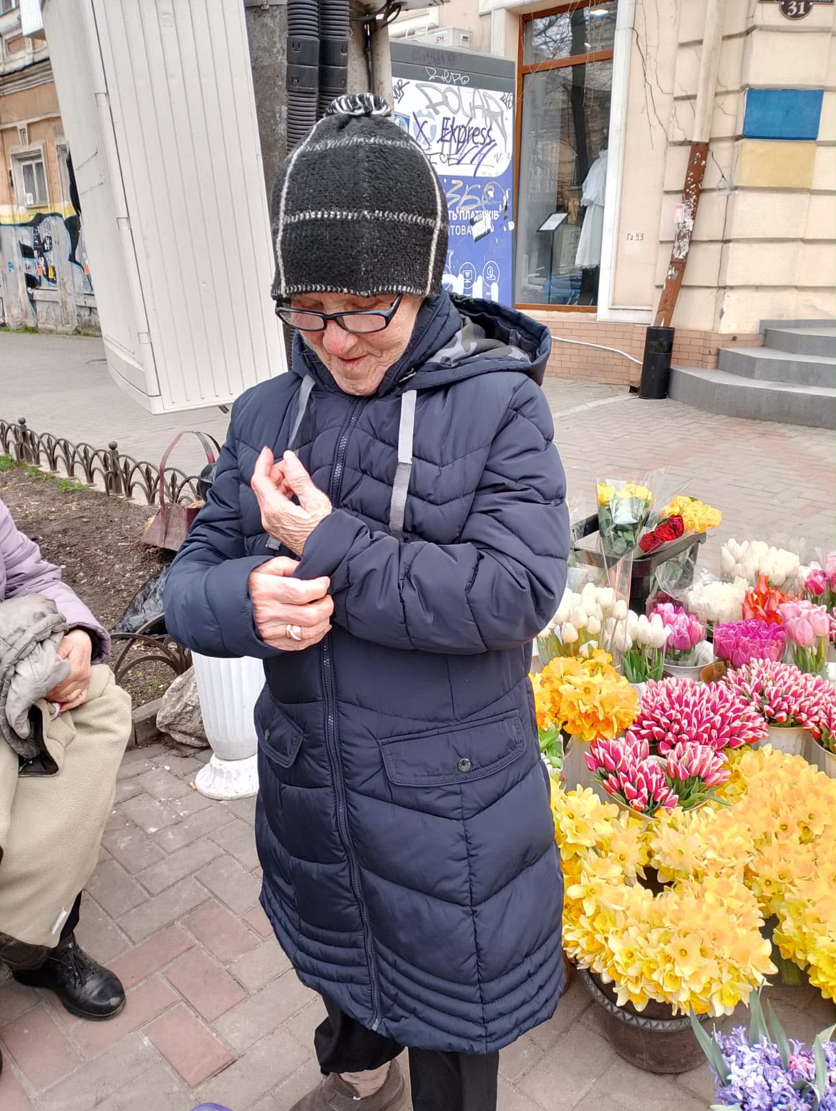 Straßenszene mit einer Frau in der Ukraine