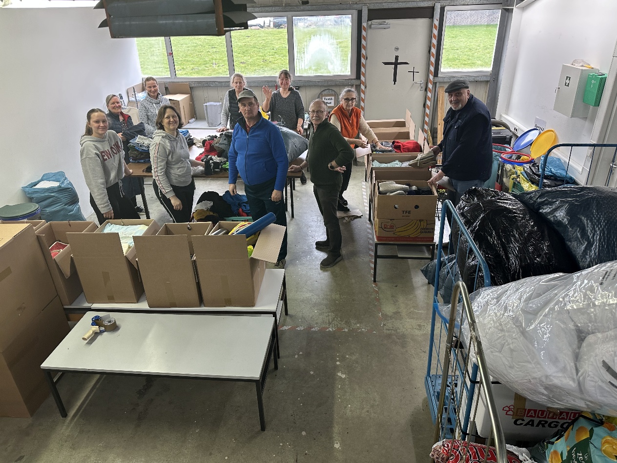 Ehrenamtliche beim Sortieren und Verpacken von Hilfsgütern