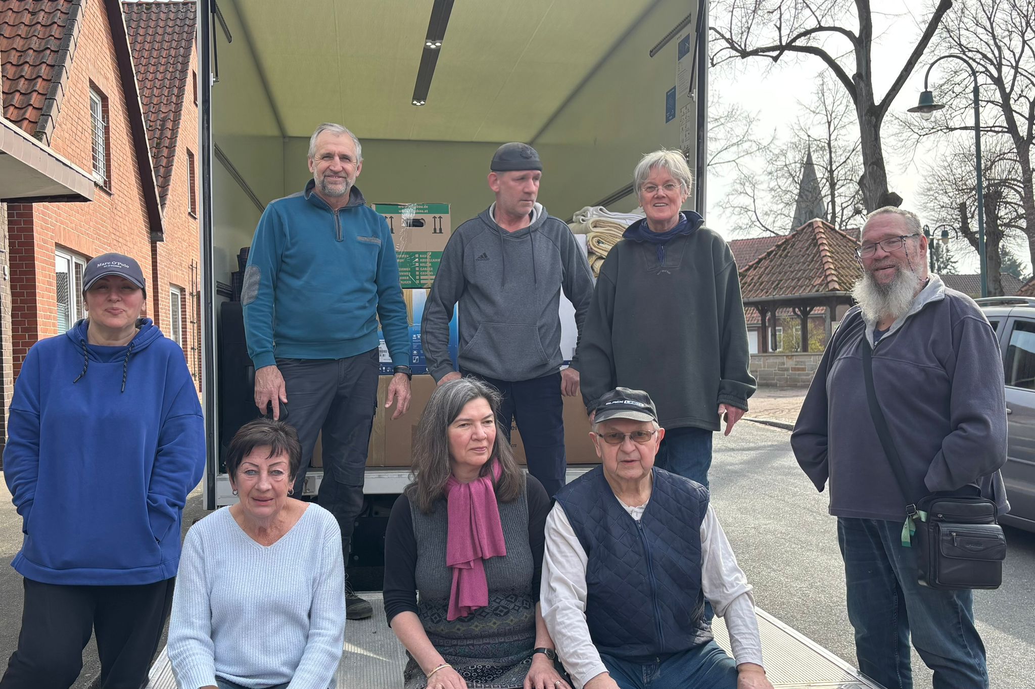 Helferinnen und Helfer bei einer Hilfslieferung