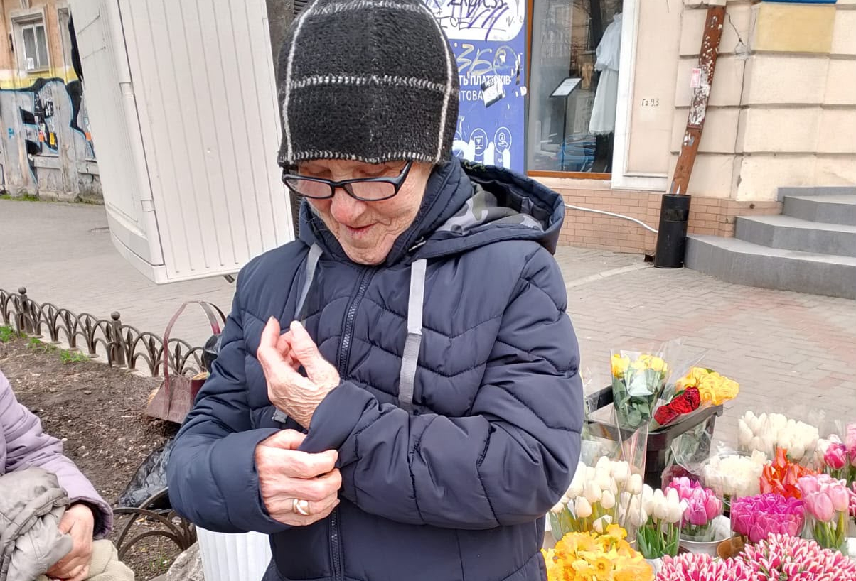 Frau an einem Blumenstand in der Ukraine