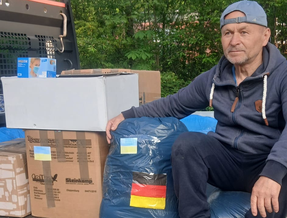 Helfer mit Sachspenden für eine Hilfsaktion in Richtung Saporischschja